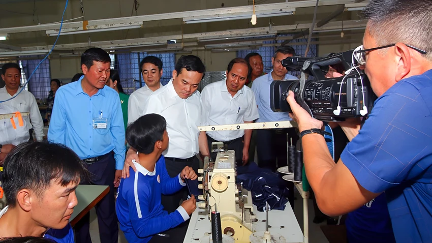Phó Thủ tướng Trần Lưu Quang cùng đoàn công tác của Chính phủ thăm hỏi các học viên tại cơ sở cai nghiện TP Cần Thơ, đặt tại TP Ngã Bảy, tỉnh Hậu Giang. Ảnh: DUY KHƯƠNG