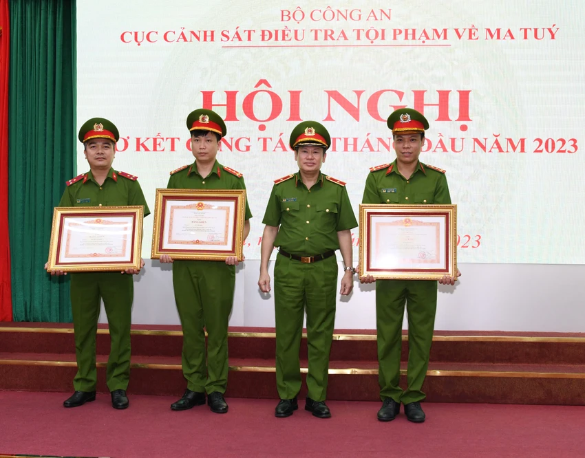 Thừa uỷ quyền lãnh đạo các cấp, Thiếu tướng Nguyễn Văn Viện trao Bằng khen của Thủ tướng Chính phủ cho các cá nhân có thành tích xuất sắc trong công tác đấu tranh chống tội phạm ma tuý. Thừa uỷ quyền lãnh đạo các cấp, Thiếu tướng Nguyễn Văn Viện trao Bằng khen của Thủ tướng Chính phủ cho các cá nhân có thành tích xuất sắc trong công tác đấu tranh chống tội phạm ma tuý.