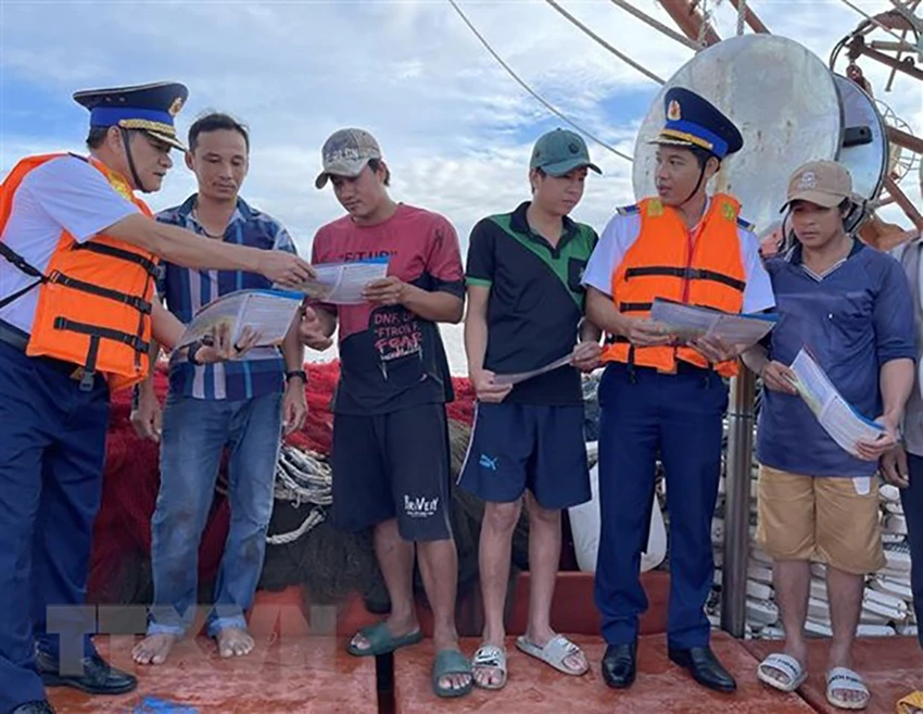 Lực lượng chấp pháp trên biển của tỉnh Bà Rịa-Vũng Tàu tuyên truyền về IUU cho ngư dân thành phố Vũng Tàu trước khi tàu xuất bến ra khơi đánh bắt thủy sản.