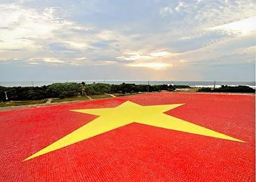 Quốc kỳ Việt Nam được tạo bằng gốm, lát trên mái bằng tòa nhà hội trường của đảo Trường Sa Lớn, có kích thước kỷ lục, 12,4m x 25m, tức 310 m2. Quốc kỳ Việt Nam được tạo bằng gốm, lát trên mái bằng tòa nhà hội trường của đảo Trường Sa Lớn, có kích thước kỷ lục, 12,4m x 25m, tức 310 m2.