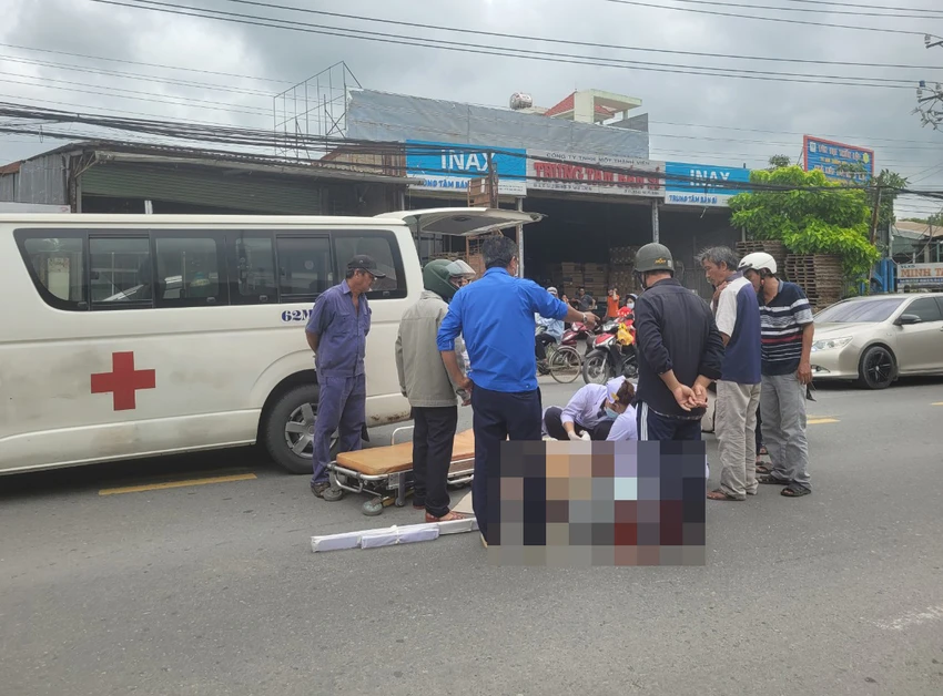 Người vợ được hỗ trợ đưa đi cấp cứu. Ảnh: CTV Người vợ được hỗ trợ đưa đi cấp cứu. Ảnh: CTV