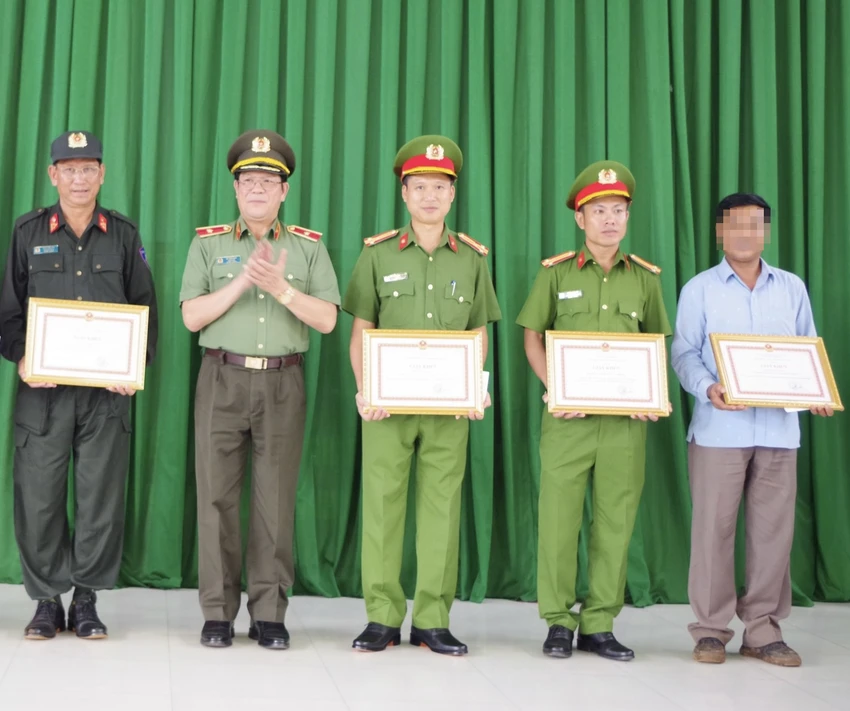 Khen thưởng các đơn vị nghiệp vụ. Ảnh: QD Khen thưởng các đơn vị nghiệp vụ. Ảnh: QD