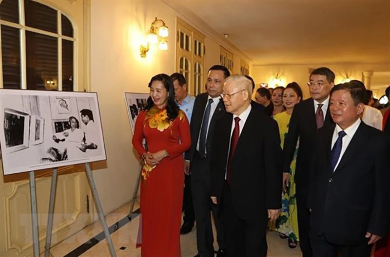 Tổng Bí thư Nguyễn Phú Trọng xem một số hình ảnh trưng bày tại buổi lễ. (Ảnh: Trí Dũng/TTXVN) Tổng Bí thư Nguyễn Phú Trọng xem một số hình ảnh trưng bày tại buổi lễ. (Ảnh: Trí Dũng/TTXVN)