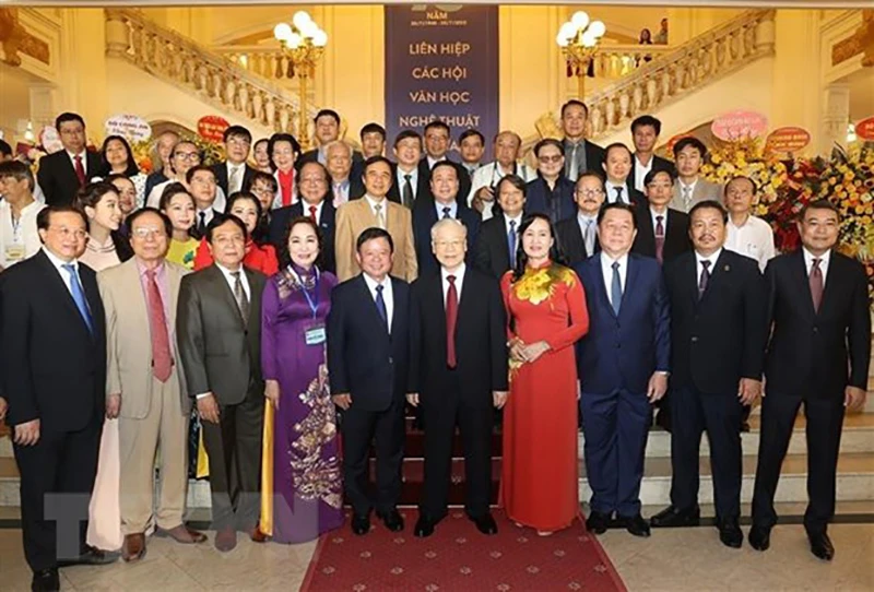 Tổng Bí thư Nguyễn Phú Trọng và các lãnh đạo Đảng, Nhà nước cùng đại biểu tham dự buổi lễ. (Ảnh: Trí Dũng/TTXVN) Tổng Bí thư Nguyễn Phú Trọng và các lãnh đạo Đảng, Nhà nước cùng đại biểu tham dự buổi lễ. (Ảnh: Trí Dũng/TTXVN)