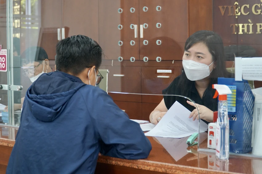 Người dân làm thủ tục hành chính ở quận 7. Ảnh: B.PHƯƠNG