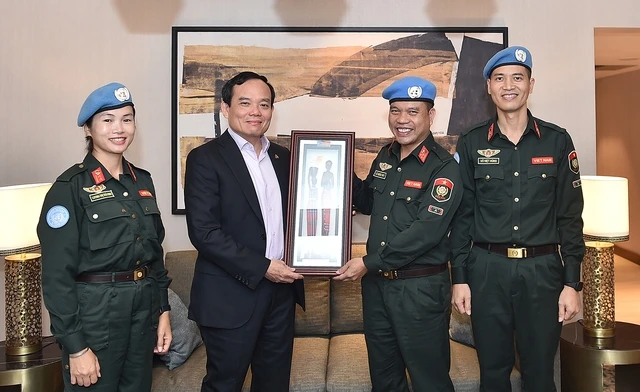 Phó Thủ tướng Trần Lưu Quang gặp mặt Tổ công tác của Bộ Công an thực hiện nhiệm vụ gìn giữ hòa bình tại Phái bộ của Liên Hợp Quốc tại Nam Sudan nhân dịp Tổ công tác sang làm việc tại Ai Cập Phó Thủ tướng Trần Lưu Quang gặp mặt Tổ công tác của Bộ Công an thực hiện nhiệm vụ gìn giữ hòa bình tại Phái bộ của Liên Hợp Quốc tại Nam Sudan nhân dịp Tổ công tác sang làm việc tại Ai Cập