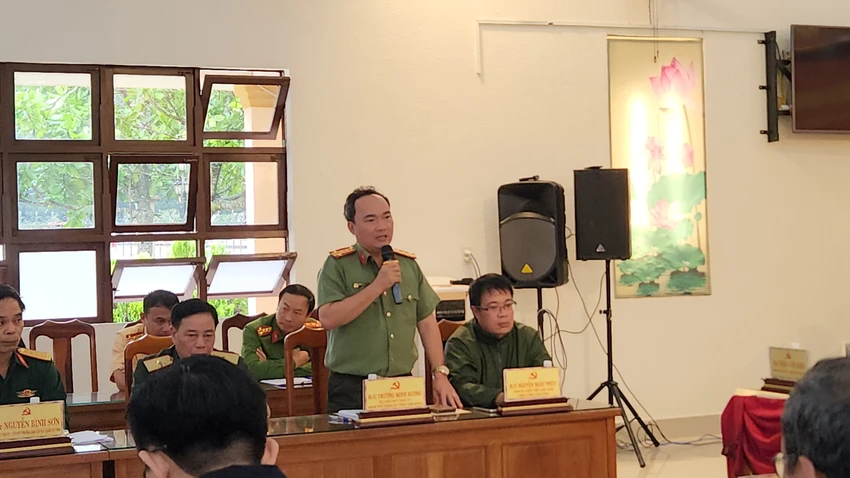 Công an Lâm Đồng báo cáo với Phó Thủ tướng về vụ sạt lở ở chốt CSGT đèo Bảo Lộc. Ảnh: V.T Công an Lâm Đồng báo cáo với Phó Thủ tướng về vụ sạt lở ở chốt CSGT đèo Bảo Lộc. Ảnh: V.T