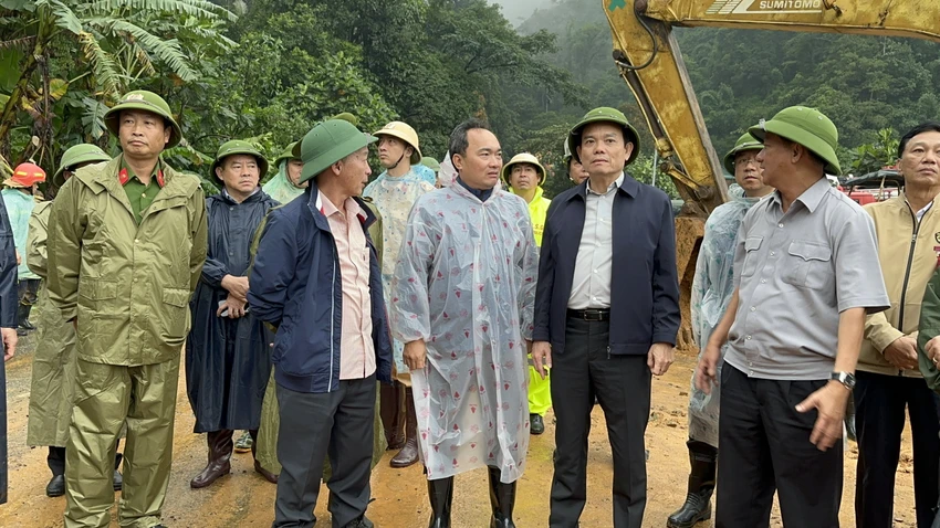 Sau khi thị sát, Phó Thủ tướng yêu cầu tỉnh Lâm Đồng phải rà soát, cảnh báo những vùng nguy cơ sạt lở. Ảnh: VT Sau khi thị sát, Phó Thủ tướng yêu cầu tỉnh Lâm Đồng phải rà soát, cảnh báo những vùng nguy cơ sạt lở. Ảnh: VT