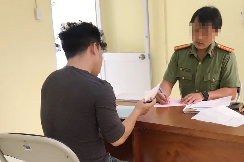 Nguyễn Phúc Gia H, chủ kênh kênh YouTube Dưa Leo bị công an mời làm việc. Ảnh: CA