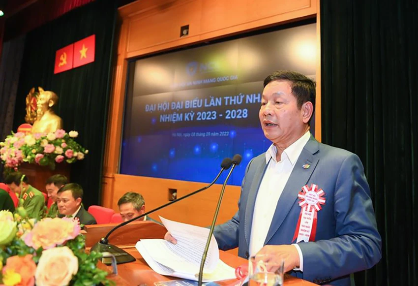 Thay mặt Ban Chấp hành Hiệp hội An ninh mạng quốc gia, ông Trương Gia Bình, Chủ tịch Tập đoàn FPT, Phó Chủ tịch Hiệp hội đã trình bày Quyết nghị của Đại hội nhiệm kỳ I. Thay mặt Ban Chấp hành Hiệp hội An ninh mạng quốc gia, ông Trương Gia Bình, Chủ tịch Tập đoàn FPT, Phó Chủ tịch Hiệp hội đã trình bày Quyết nghị của Đại hội nhiệm kỳ I.