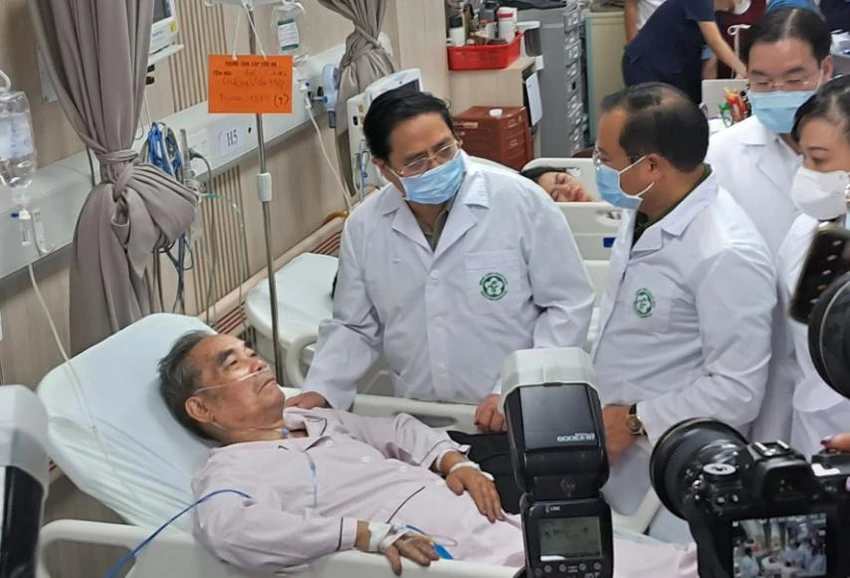 Thủ tướng tới Bệnh viện Bạch Mai, kiểm tra công tác cứu chữa những người gặp nạn, động viên các y bác sĩ đang làm nhiệm vụ này. Ảnh: Chinhphu Thủ tướng tới Bệnh viện Bạch Mai, kiểm tra công tác cứu chữa những người gặp nạn, động viên các y bác sĩ đang làm nhiệm vụ này. Ảnh: Chinhphu