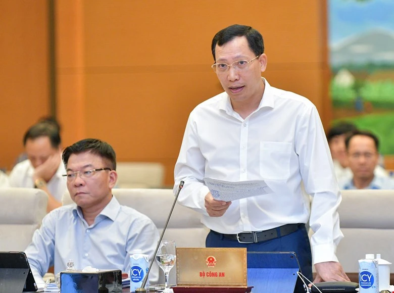 Thứ trưởng Bộ Công an Lê Văn Tuyến báo cáo vụ cháy chung cư mini ở Hà Nội cho các đại biểu Thứ trưởng Bộ Công an Lê Văn Tuyến báo cáo vụ cháy chung cư mini ở Hà Nội cho các đại biểu