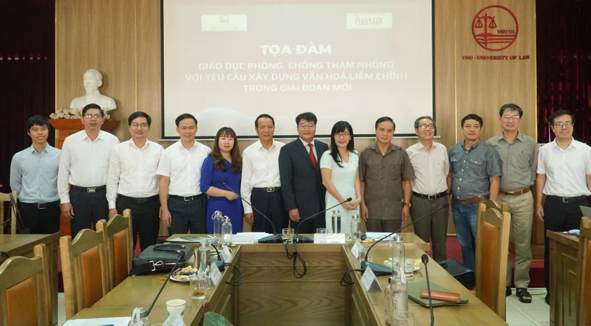dai-bieu-toa-dam-chup-hinh-luu-niem.jpg