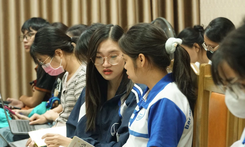 sinh_dien_DH_Luat_HN_du_toa_dam_van_hoa_liem_chinh.jpg