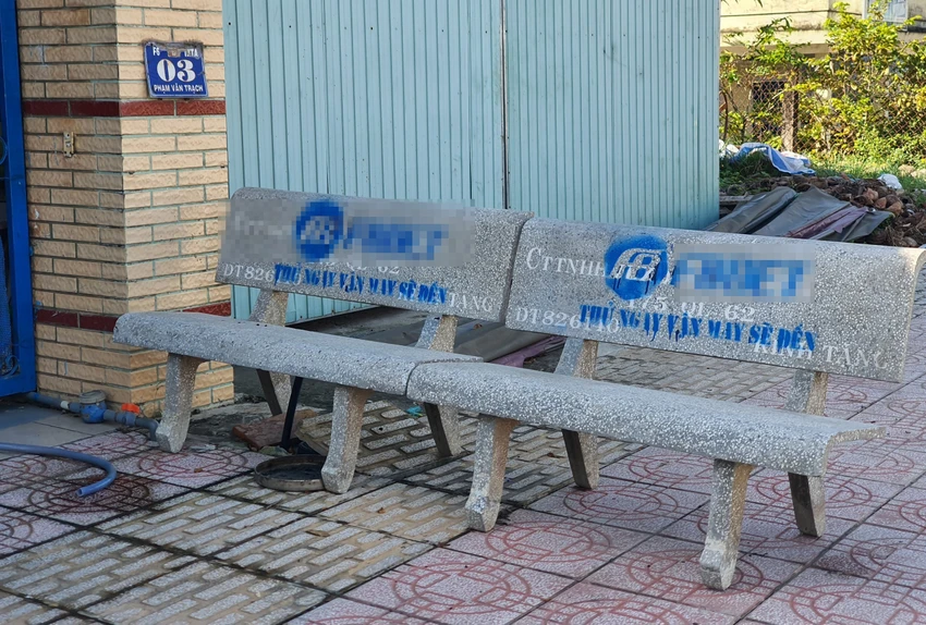 ghế đá ở Long An bị sơn quảng cáo cá cược 2.jpg