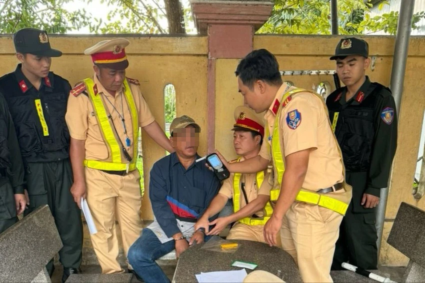 dung-dao-tan-cong-csgt-khi-bi-dung-xe-kiem-tra.jpg