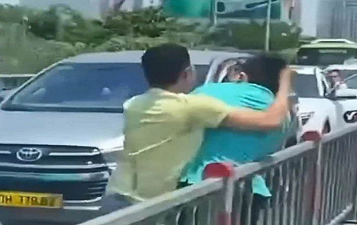 hai-tai-xe-taxi-danh-nhau-tren-cau-kenh-te.jpg