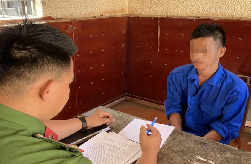 Trần Quang T dùng dao dọa chủ tiệm tạp hóa cướp 10 gói thuốc lá