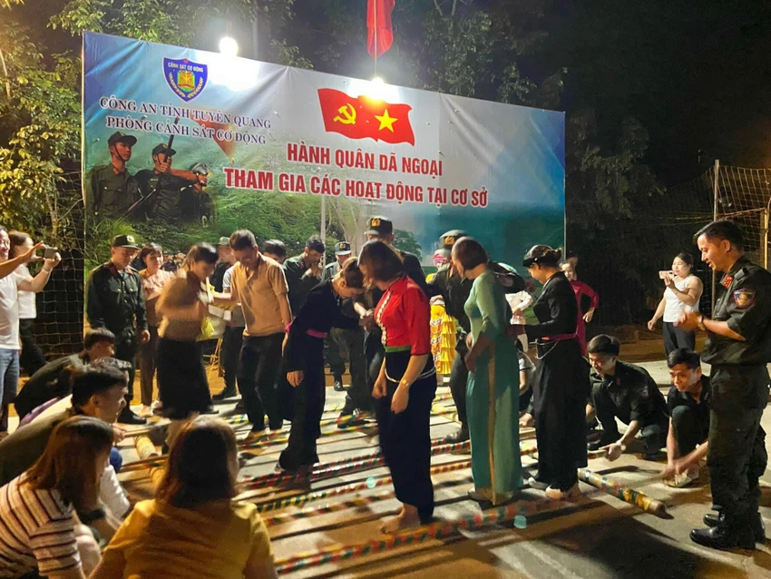 Cảnh sát Cơ động hành quân đến với người dân vùng khó khăn