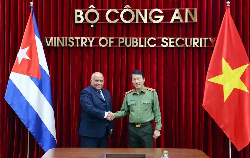 Bộ trưởng Lương Tam Quang và Đại sứ Cuba Orlando Nicolás Hernández Guillén