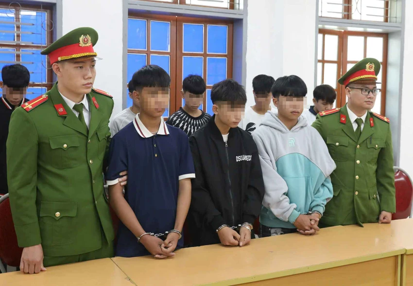 sau_khoi-to-3-trai-ban-tu-che-dao-kiem-de-bieu-dien-ngoai-duong.jpg