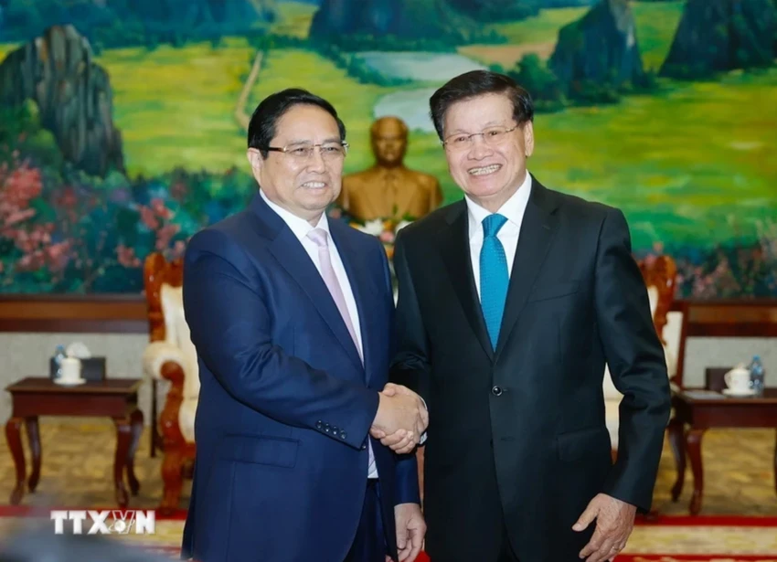 Thủ tướng Phạm Minh Chính chào Tổng Bí thư, Chủ tịch nước Lào Thongloun Sisoulith.