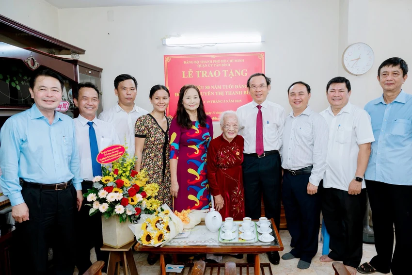 80-nam-tuoi-dang.jpg