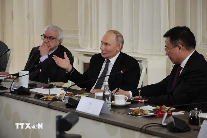 Tổng thống Liên bang Nga Vladimir Putin trả lời phỏng vấn tại cuộc gặp với Trưởng đoàn đại biểu các Hãng thông tấn OANA và đại diện cơ quan truyền thông lớn trên thế giới. (Ảnh: Quang Vinh/TTXVN)