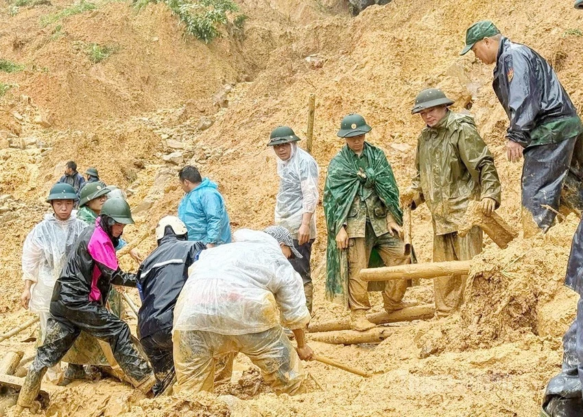 Hà Nội ngập khắp nơi, nhiều sinh hoạt bị ảnh hưởng nghiêm trọng