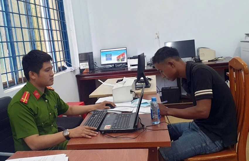 Kẻ cướp giật điện thoại bị bắt sau 2 giờ gây án