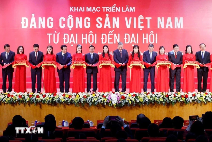 tong-bi-thu-du-khai-mac-trien-lam2612.jpg