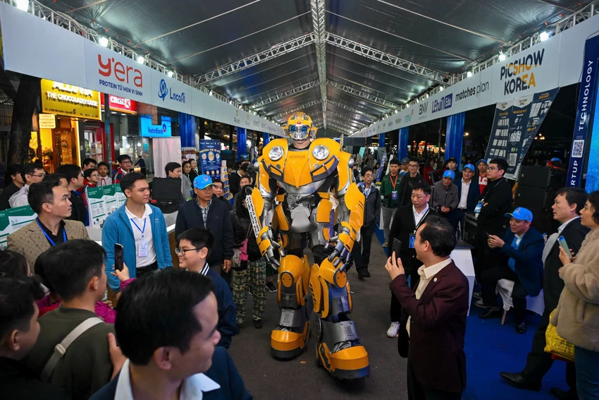 Khu vực trải nghiệm công nghệ tại Techfest 2025 được đặt ngay trên phố đi bộ Hồ Gươm, thu hút đông đảo lượt khách ghé thăm. Ảnh. Giang Huy.jpg