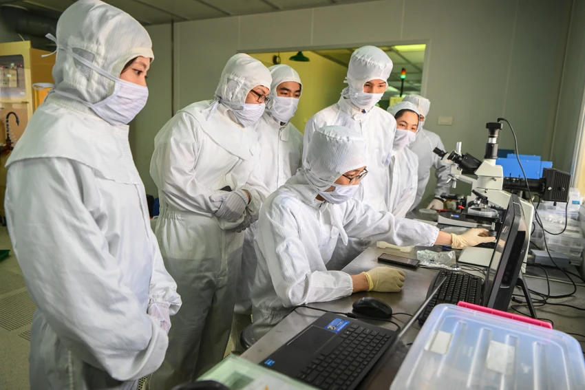 Phòng sạch, Trung tâm Nano và Năng lượng, trường Đại học Khoa học Tự nhiên, Đại học Quốc gia Hà Nội, nơi đào tạo và nghiên cứu về bán dẫn. Ảnh. Giang Huy.jpg