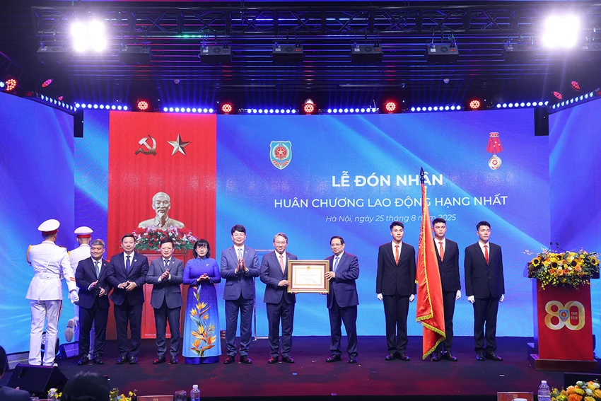Thủ tướng Phạm Minh Chính trao Huân chương Lao động hạng Nhất cho ngành Tư pháp.JPG