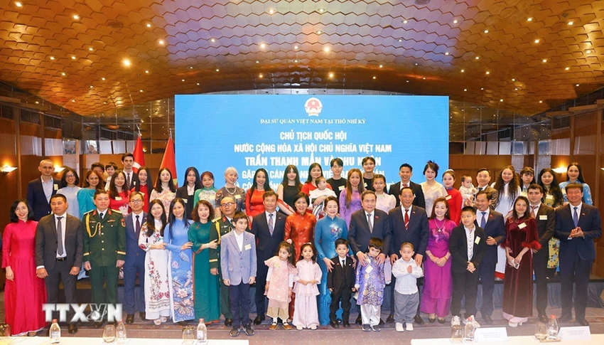 chu-tich-quoc-hoi-gap-go-cong-dong-nguoi-viet-nam-tai-tho-nhi-ky-10.jpg