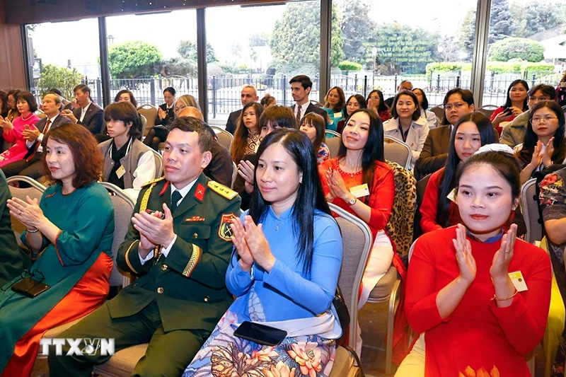 chu-tich-quoc-hoi-gap-go-cong-dong-nguoi-viet-nam-tai-tho-nhi-ky-4.jpg