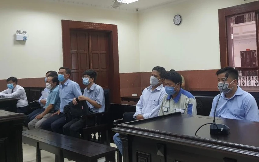 Bảy bị cáo trong vụ vụ sập tường tại KCN ở Vĩnh Long làm bảy người chết. Ảnh: NT Bảy bị cáo trong vụ vụ sập tường tại KCN ở Vĩnh Long làm bảy người chết. Ảnh: NT