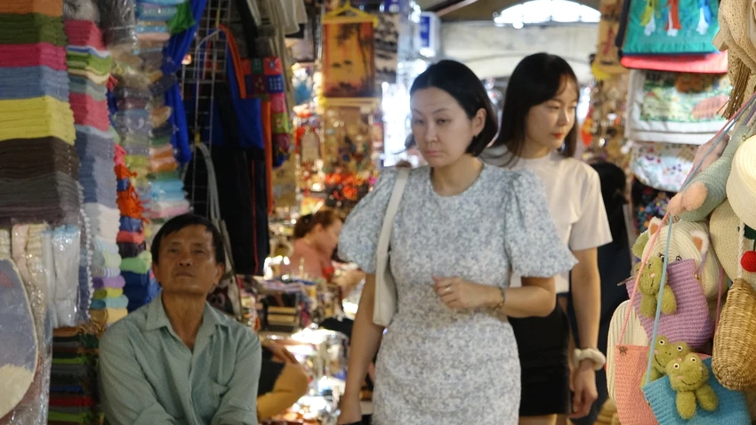 Tiểu thương chợ Bến Thành trăn trở với chiến dịch Tiktoker về hỗ trợ livestream bán hàng
