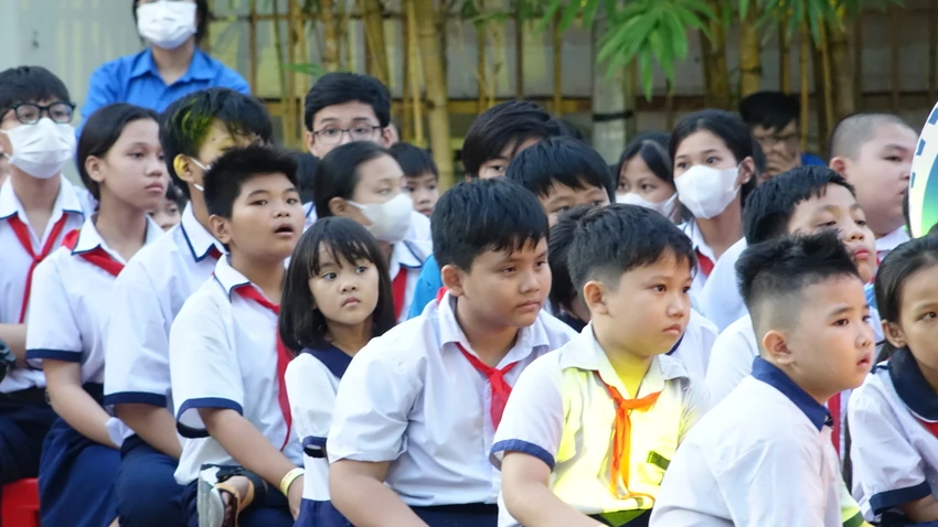 học sinh mồ côi, nghèo hiếu học