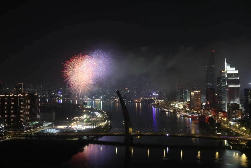 pháo hoa tầm cao chào đón Tết Nguyên đán 2024