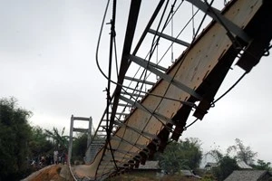 Bộ Công an chỉ đạo điều tra vụ sập cầu treo Chu Va 6 ảnh 1 Hiện trường cầu treo bị sập. (Ảnh: Công Hải/TTVXN)