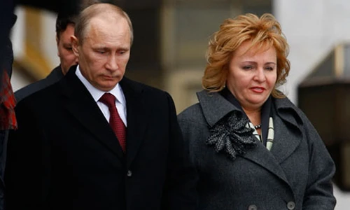 Tổng thống Putin và bàLyudmilarời một điểm bầu cử ở Moscow hồi tháng 3/2012. Ảnh: AP Tổng thống Putin và bàPutina rời một điểm bầu cử ở Moscow hồi tháng 3/2012. Ảnh: AP