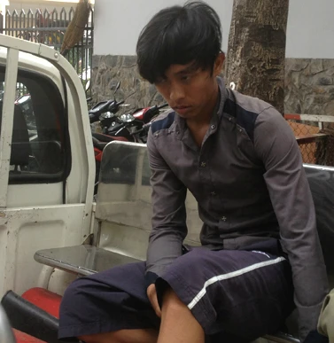 Thanh được đưa đi bệnh viện sau khi bị bắn. Ảnh:Quốc Thắng. Thanhvne-6844-1396862869.jpg