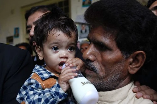 Muhammad Musa Khan cùng ông nội. Ảnh:Reuters 5386520-3x2-700x467-2758-1397360902.jpg