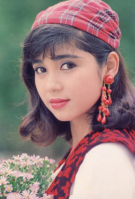 Tiêu chuẩn về cái đẹp của thời xưa và nay có nhiều điểm khác nhau. Ví dụ, khi xưa, nét đẹp được thể hiện ở mắt bồ câu, môi trái tim, mặt trái xoan thì bây giờ, mặt V-line, mũi S-line mới thu hút. Vào những năm 1990,Người đẹp Tây ĐôViệt Trinh luôn được đánh giá là chuẩn mực của nét đẹp Việt. Diễn viên sinh năm 1972 thường xuyên xuất hiện trên các cuốn lịch treo tường, poster, thiệp... Viet-Trinh-2-2988-1398229738.jpg