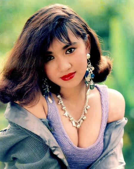 Y Phụng là biểu tượng sexy một thời của điện ảnh Việt. Vào những năm 1990, khi mà các diễn viên đều giữ vẻ ngoài kín đáo, đoan trang thì Y Phụng thường xuyên xuất hiện với chiếc áo khoét ngực sâu, khoe vòng một. Y-Phung-3756-1398229738.jpg