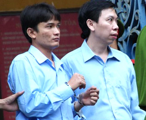 Phan Cao Trí (bênphải), chủ "tập đoàn" massage kích dụctrong phiên toà trước đó.Ảnh: H.D phancaotri-6892-1399001262.jpg