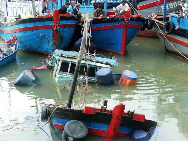 Tàu cá của ngư dân Việt Nam bị tàu lạ đâm vỡ làm đôi ảnh 1 Tàu cá của ngư dân Việt Nam bị tàu lạ đâm vỡ làm đôi ảnh 1