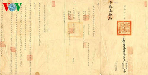 Châu bản ngày 19 tháng 7 năm Minh Mệnh thứ 19 (năm 1838) do quan Bố chính tỉnh Quảng Ngãi trình báo xin miễn thuế khoá cho thuyền lớn tham gia thực hiện công vụ tại Hoàng Sa. Châu bản ngày 19 tháng 7 năm Minh Mệnh thứ 19 (năm 1838) do quan Bố chính tỉnh Quảng Ngãi trình báo xin miễn thuế khoá cho thuyền lớn tham gia thực hiện công vụ tại Hoàng Sa.