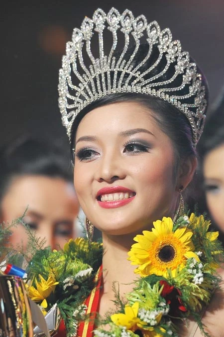 Hoa hậu xin trả vương miện Triệu Thị Hà: “Giữa khuya cũng bị gọi đi tiếp khách” ảnh 1 Hoa hậu xin trả vương miện Triệu Thị Hà: “Giữa khuya cũng bị gọi đi tiếp khách” ảnh 1